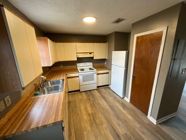 Foto del edificio - 4387 Wilton St