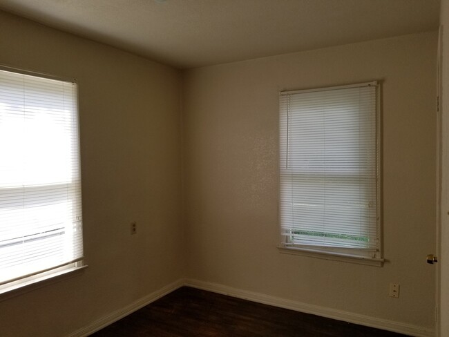 Building Photo - Highland Hills 2 bedrooms | 1 bath