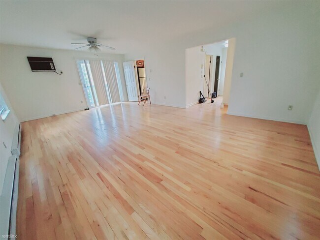 Building Photo - 2 br, 1.5 bath Townhome - 40 Windsor Rd Apt E