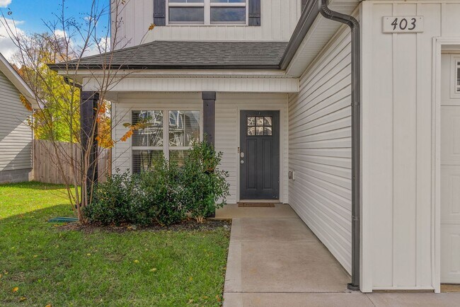 Building Photo - Pet Friendly Three Bedroom!