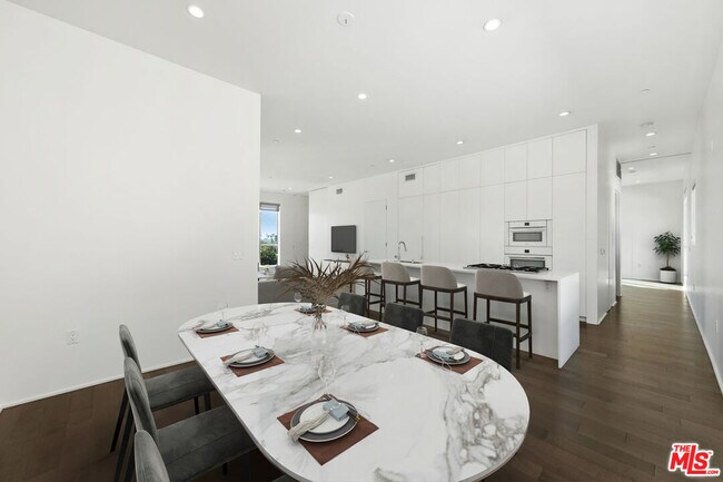 Foto del edificio - 935 N San Vicente Blvd