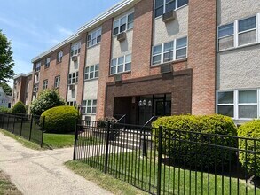 Building Photo - 45 Monroe St
