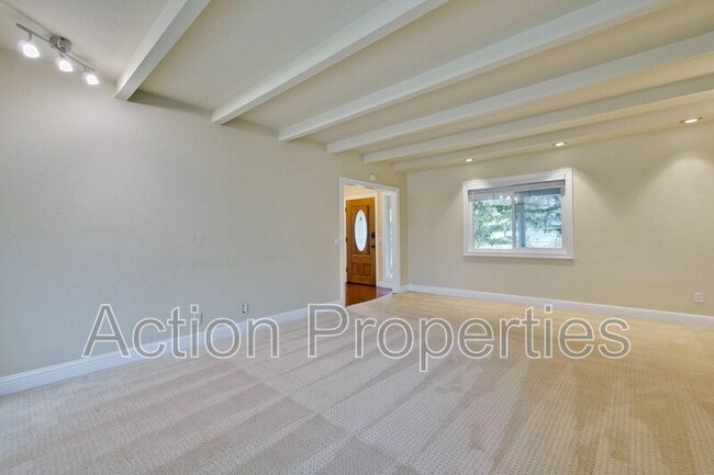 Building Photo - 649 Hollingsworth Dr