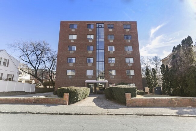 Building Photo - 12 Pond Ln