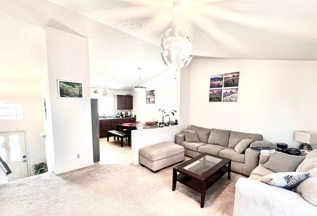 Foto del edificio - SW Home with great floorplan and private backyard one block from the Lake