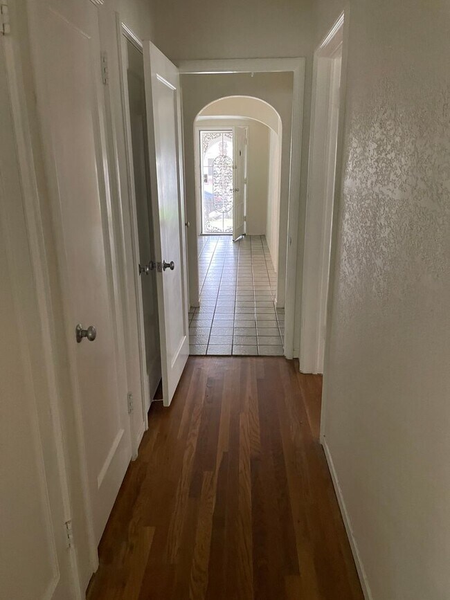 Building Photo - Spanish Style 3 bedroom / 2 bath Home