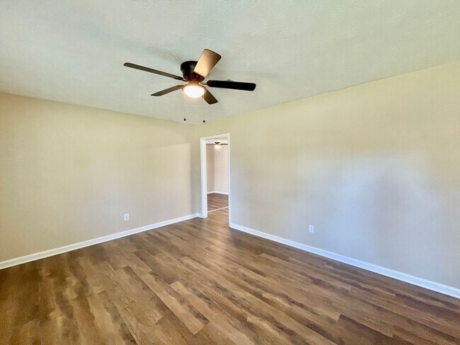 Foto del edificio - 3 bed, 1 and a half bath Nest in Hope Mill...