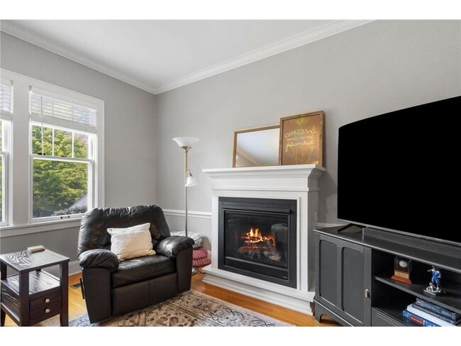 Building Photo - 813 Kenwood Pkwy