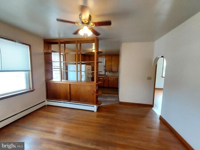 Building Photo - 213B Lincoln Way W