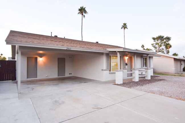 Foto del edificio - 2461 E Manhatton Dr