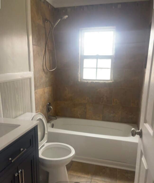 Building Photo - 821 Carneal Rd