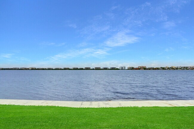Foto del edificio - 1516 S Lakeside Dr