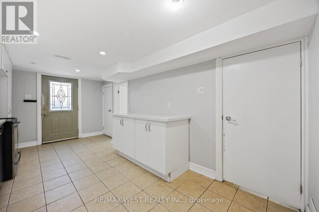 Building Photo - 2440 King Rd