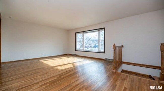 Building Photo - 2303 W Pintura Ct