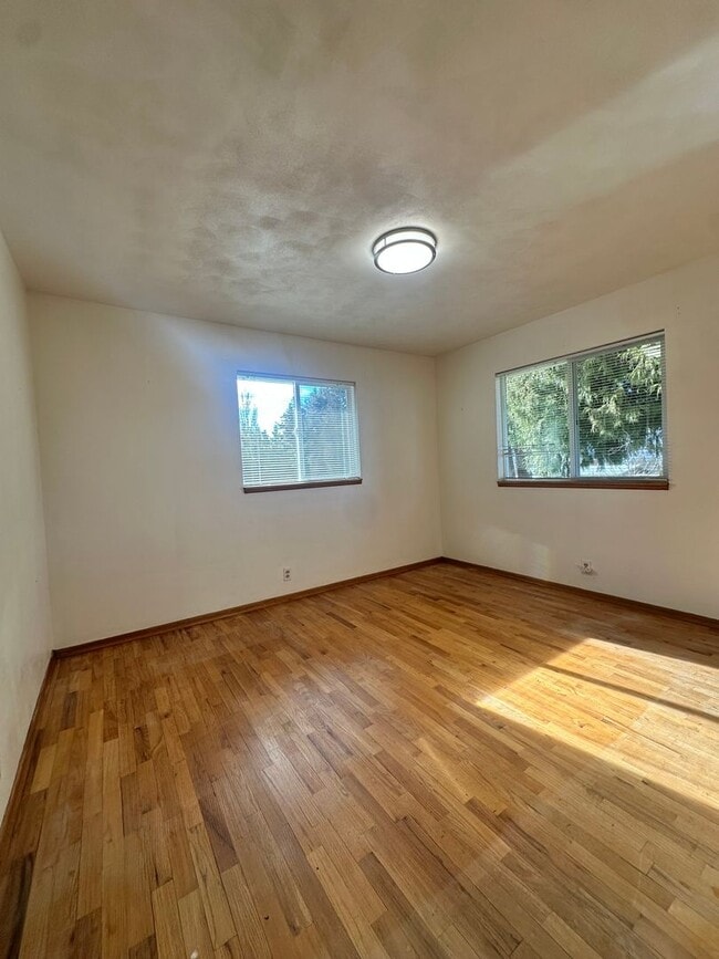 Foto del edificio - Charming 3-Bedroom Home with Large Yard & Ideal Multi-Generational Living Setup