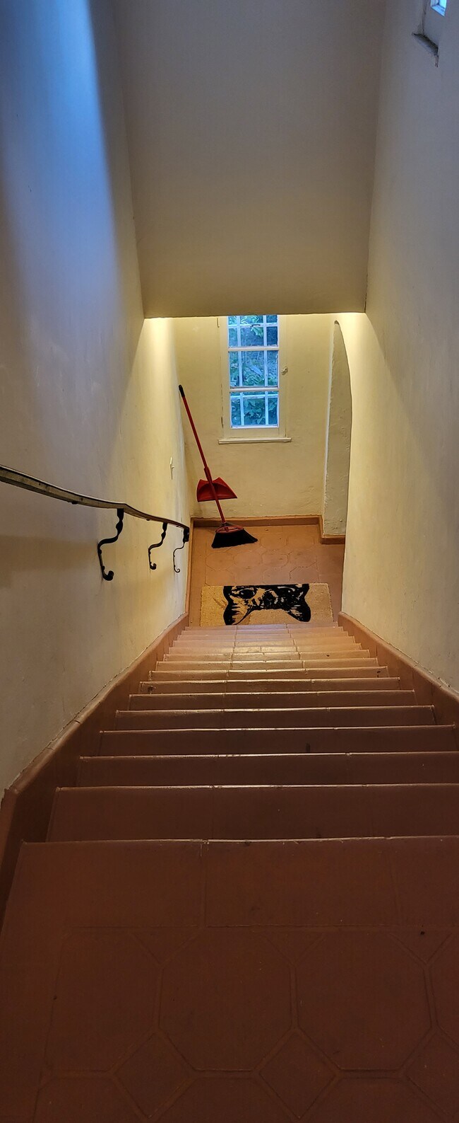 Escaleras a la puerta principal - 8633 Hervey St