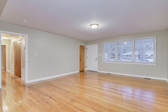 Foto del edificio - Updated 3 Bed 2 Bath off Columbia Rd
