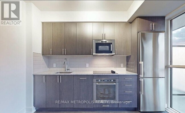 Building Photo - 2550-2550 Simcoe St N