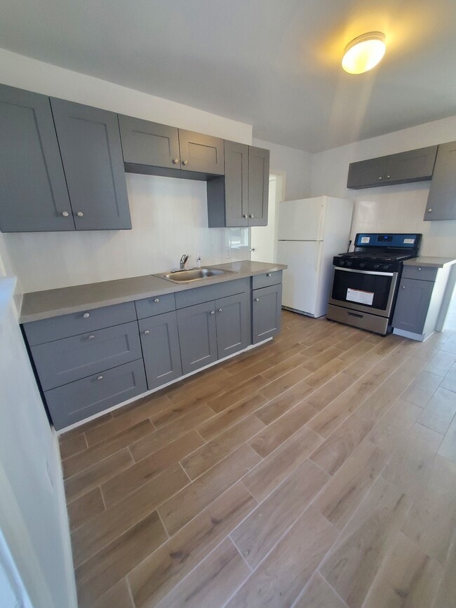 Building Photo - 814 Louise St