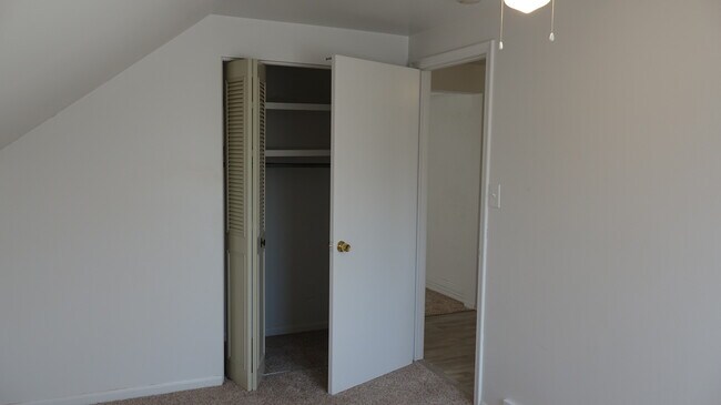 2ND BEDROOM /CEILING FAN/WINDOW - 87 Lincoln St