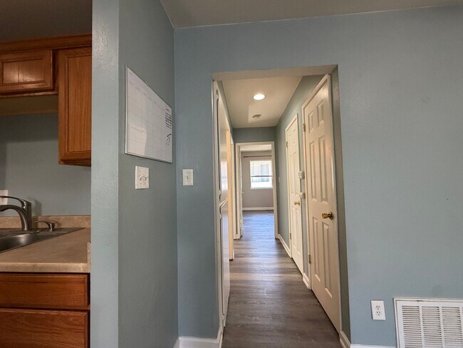 Foto del edificio - Upstairs 2/1 home in Greenback Estates