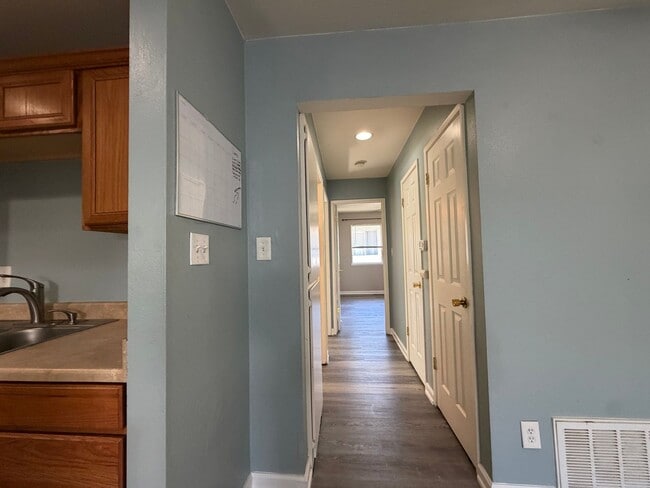 Building Photo - Upstairs 2/1 home in Greenback Estates