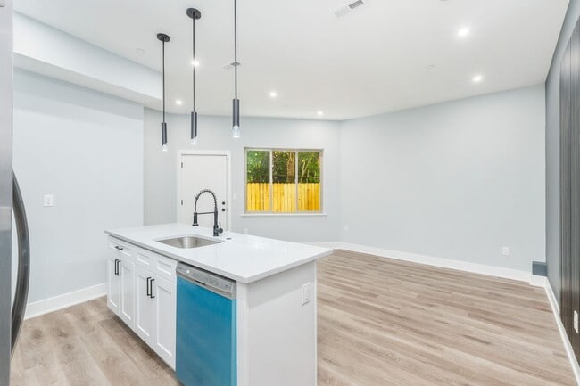 Photo - 1 Bedroom Apartment in Modern Building with Private Backyard!