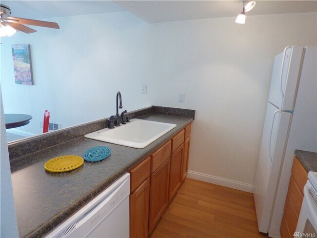 Building Photo - 2 bed / 1 bath Ground Floor North Creek Co...