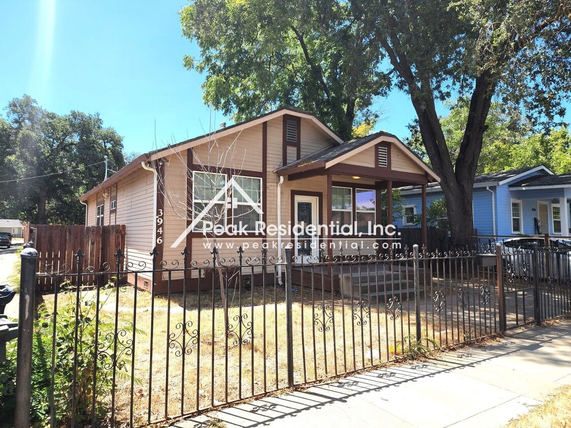 Primary Photo - Charming Oak Park 2bd/1ba House with Large...