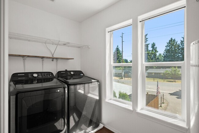 Foto del edificio - Recently updated 3 bedroom, 2.5 bath Townhouse in Beaverton