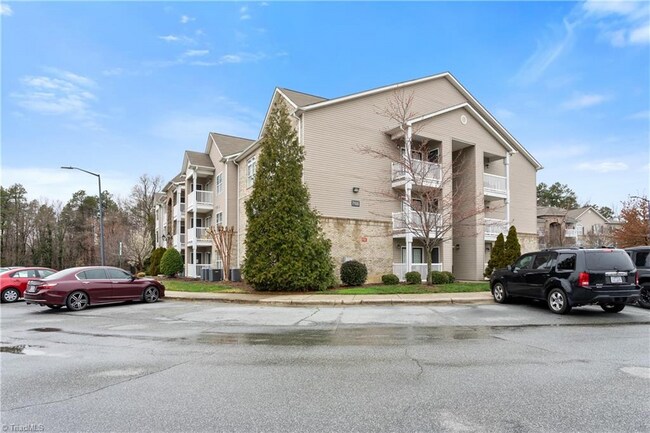 Foto del edificio - 7108 W Friendly Ave