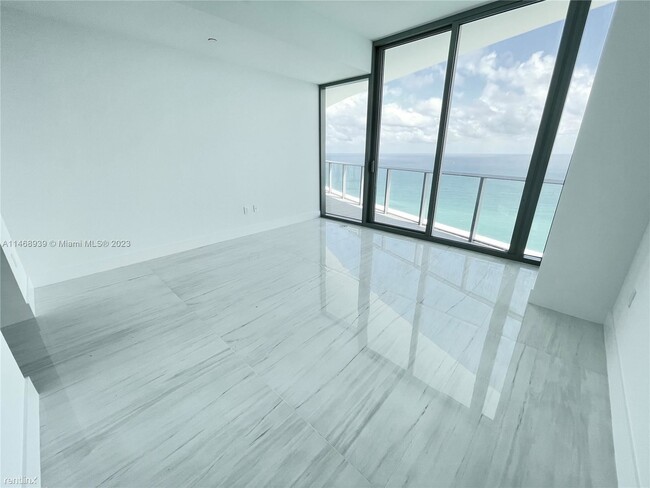 Foto del edificio - 2 br, 2.5 bath Condo - 15701 Collins Ave U...