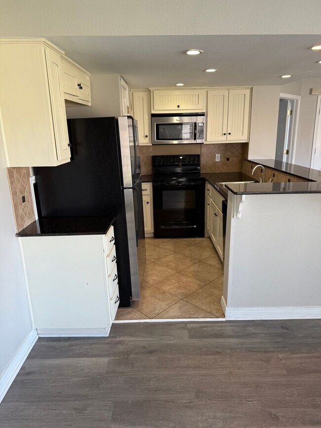 Foto del edificio - 3 Bed 3 Bath Move in Ready Newly Renovated
