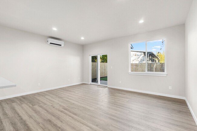 Foto del edificio - Brand New 3 Bedroom 2.5 bath Triplexes