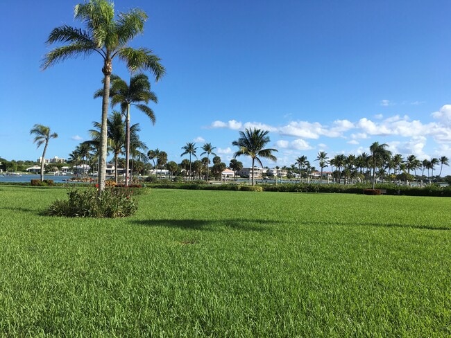 Building Photo - 755 Saturn St