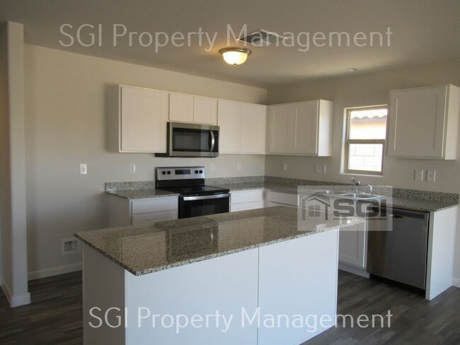 Building Photo - BEAUTIFUL 4 BEDROOM CASA GRANDE HOME!!