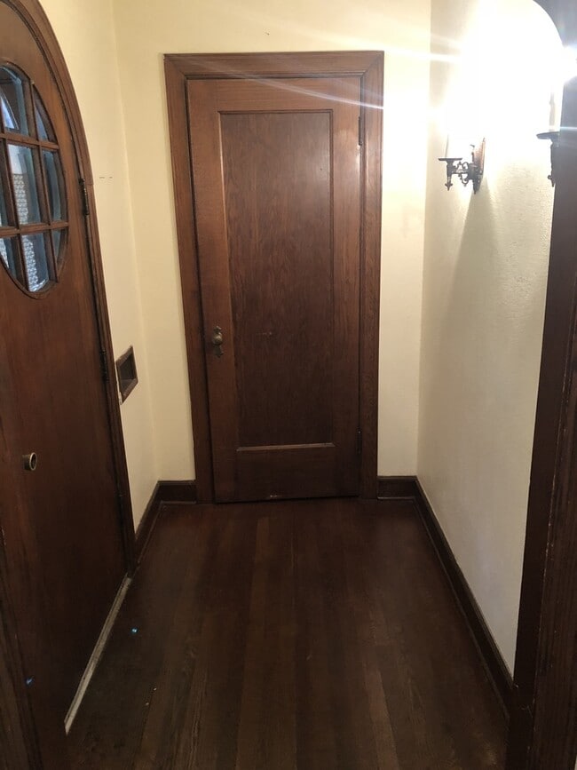 Building Photo - Duplex located in College Hill