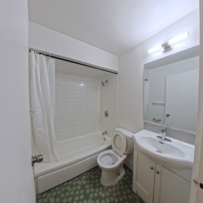 Building Photo - 1540 Haro St