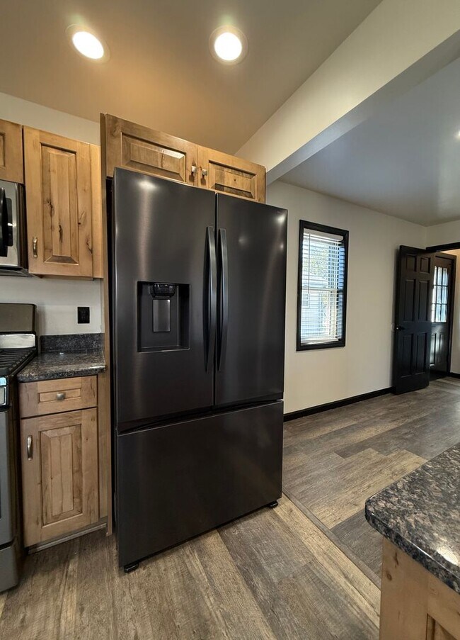 Foto del edificio - Beautifully Remodeled West Side Home | 3 Bedroom + Finished Basement Space