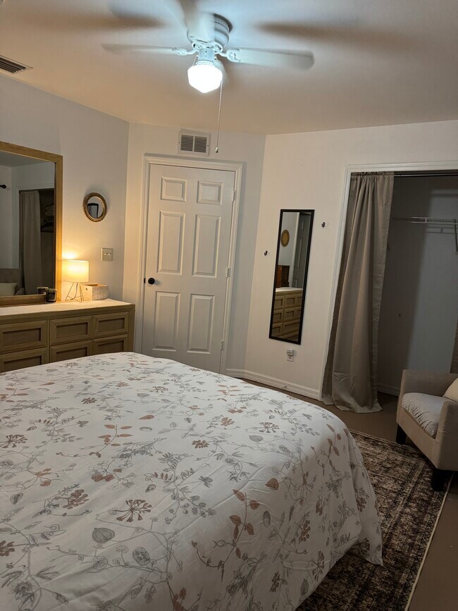 Foto del edificio - 6053 Laurelwood Dr