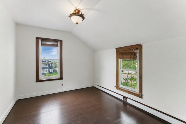 Foto del edificio - 1468 Carroll Ave