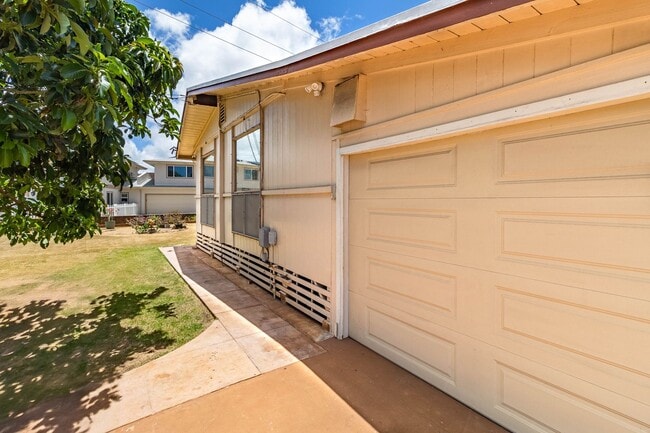 Building Photo - Charming 3 bedroom, 1 bath home with large...