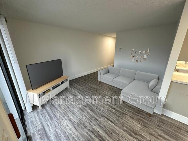 Building Photo - 230 E 7th Ave