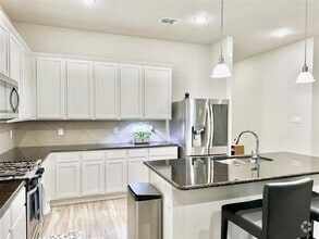 Building Photo - 721 Cromwell Dr