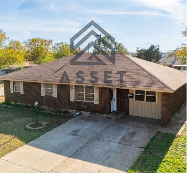 Building Photo - Cute 4 bedroom House