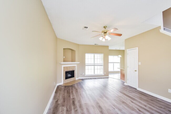 Foto del edificio - 4599 Tulip Bend Dr