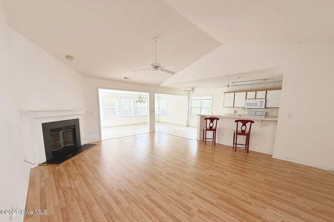 Building Photo - 303 Putnam Dr