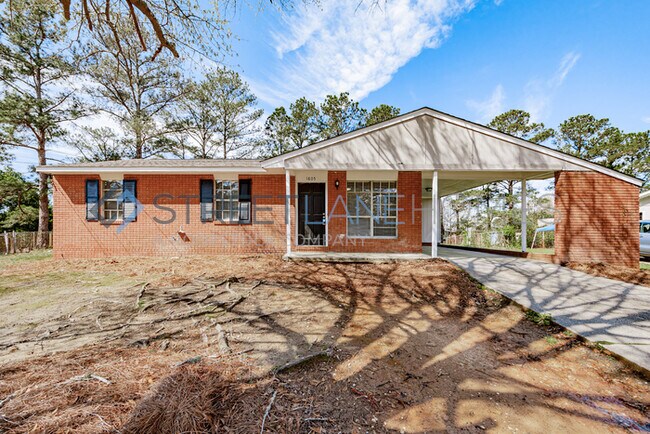 Building Photo - 1805 Westpark Dr