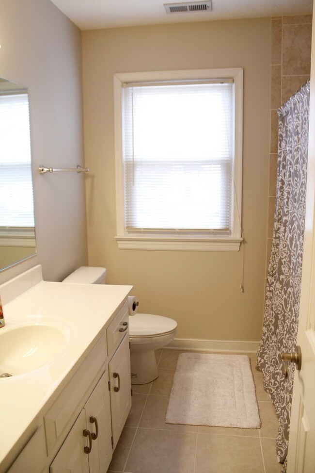 Building Photo - Spacious 4 bedroom home in Sandston ready ...