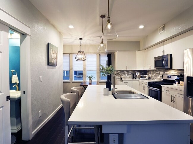 Building Photo - 3 Bedroom Townhome in Denver